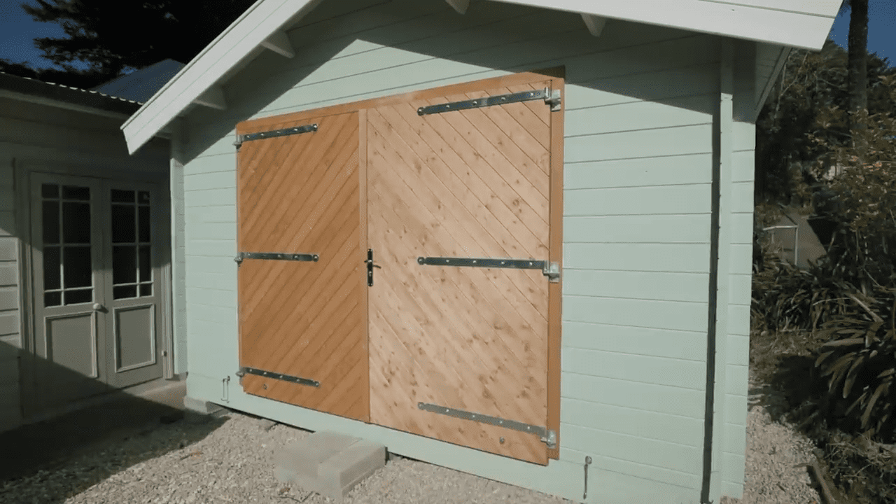 tasman display cabin with barndoors